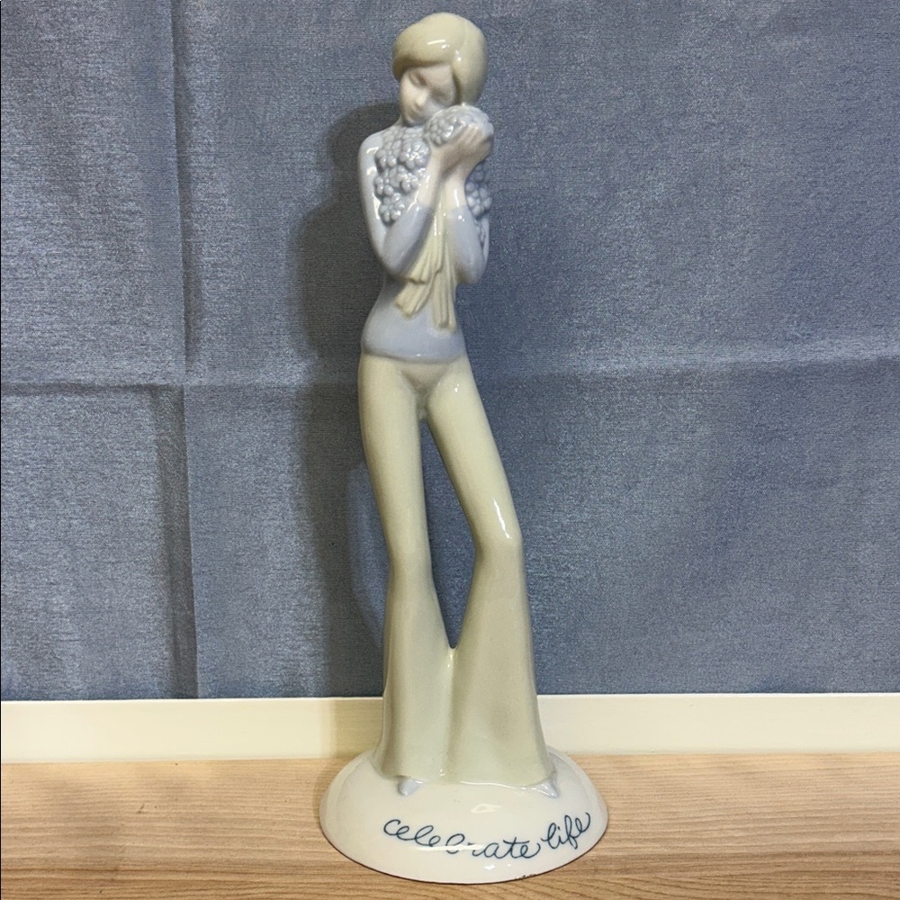 World Wide Artist, Soft Touch "Celebrate Life" Flower Child 73’ porcelaine ware